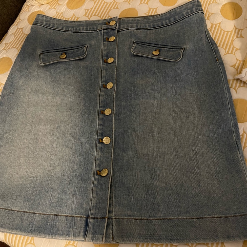 Talbots Stylish Denim Button-Front Skirt. Size 12 in like new condition. - Picture 4 of 9